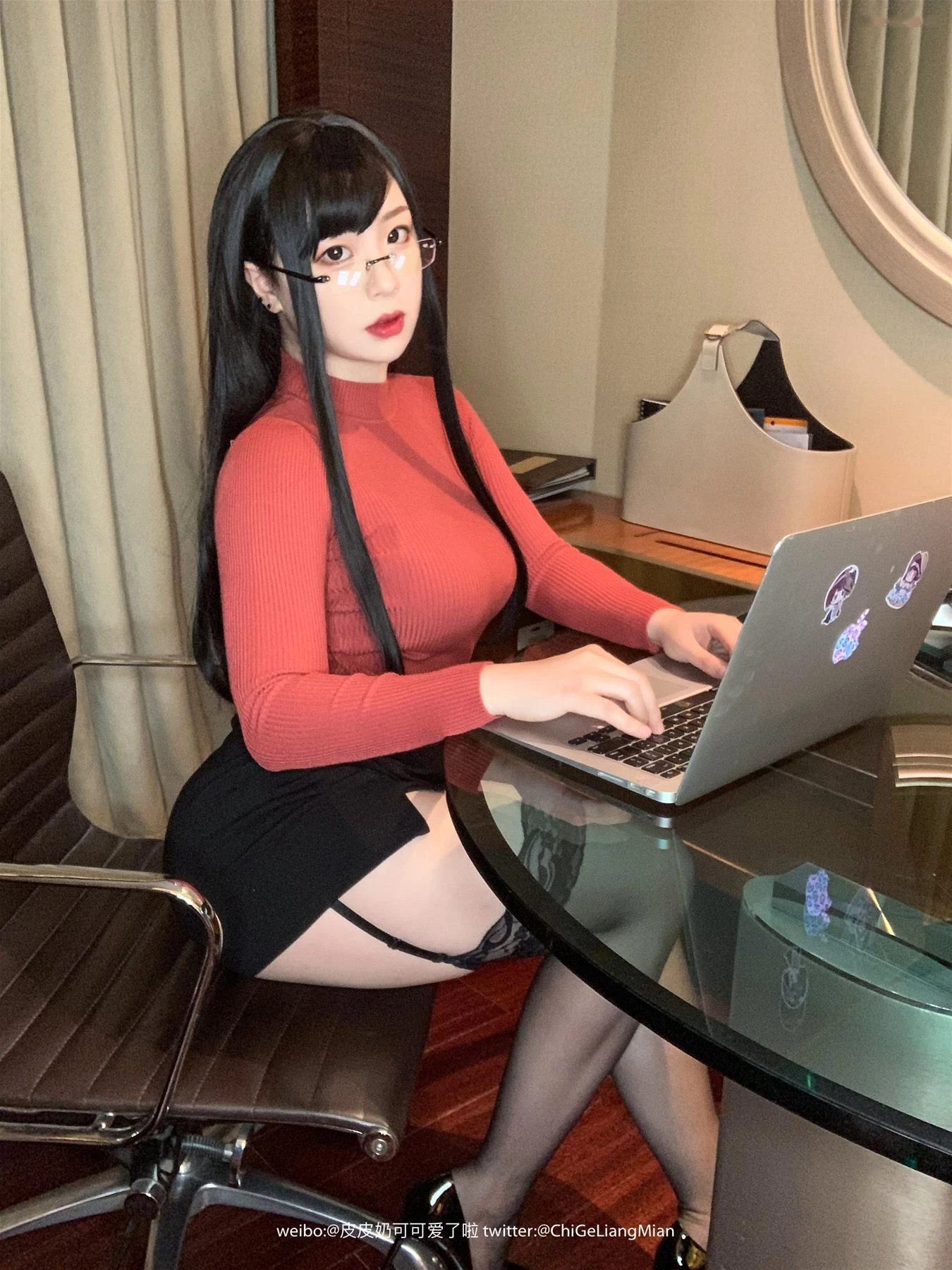 图片[1]-[皮皮奶] 红色OL [70P]-黑狗绅士局