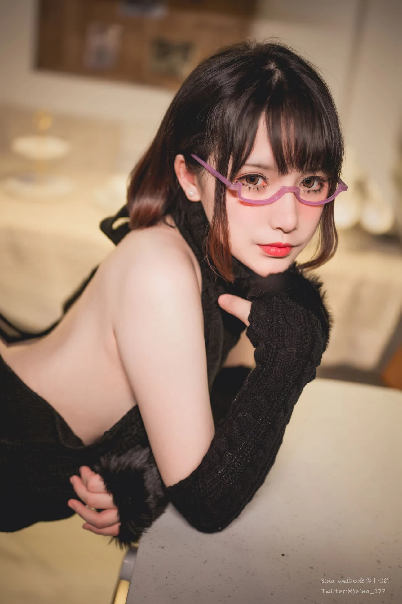 图片[4]-楼梯间的暧昧光影：当黑丝与针织衫碰撞出的致命诱惑-官方通告论坛-官方通知-黑狗绅士局