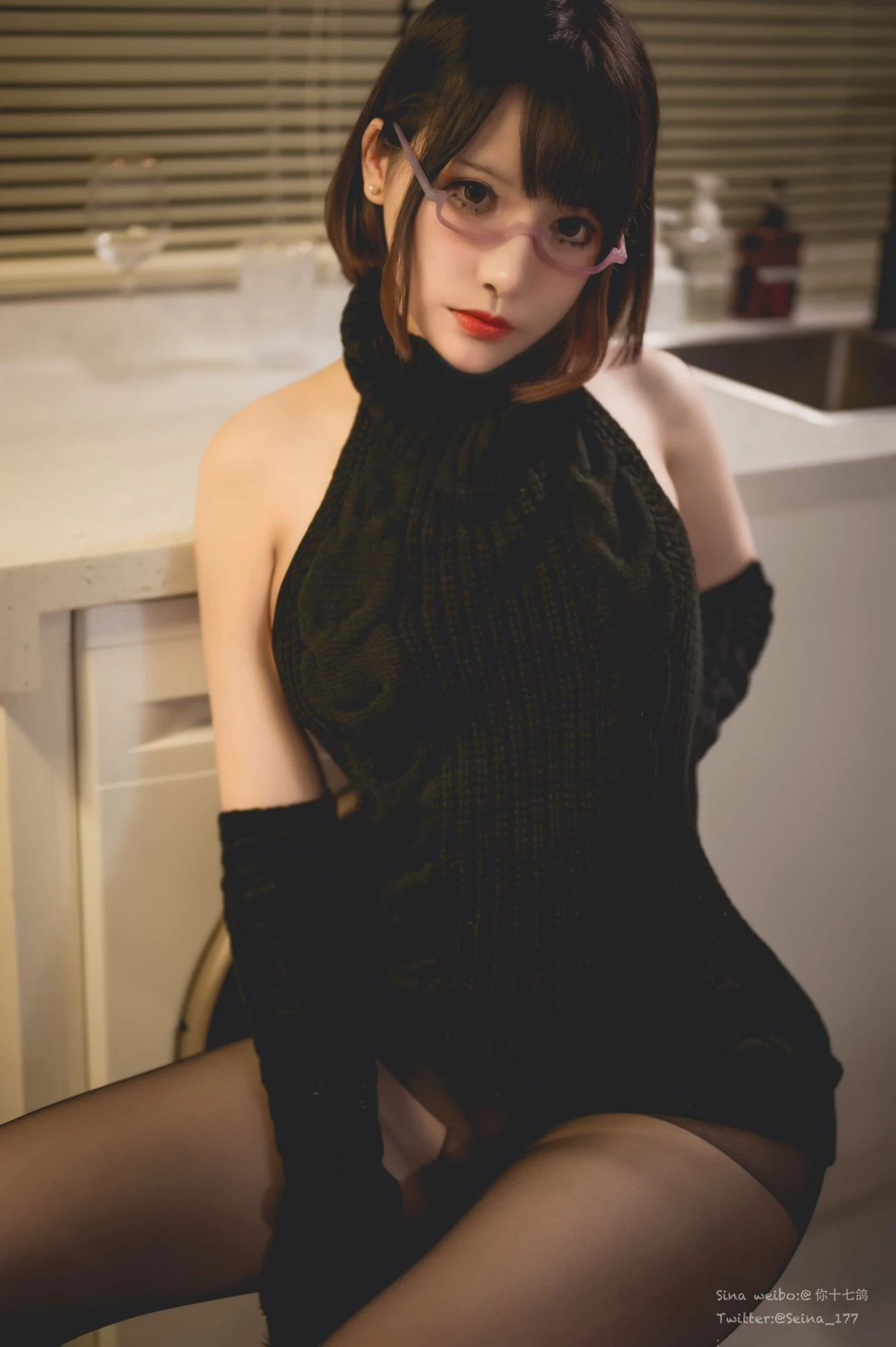 图片[8]-楼梯间的暧昧光影：当黑丝与针织衫碰撞出的致命诱惑-官方通告论坛-官方通知-黑狗绅士局