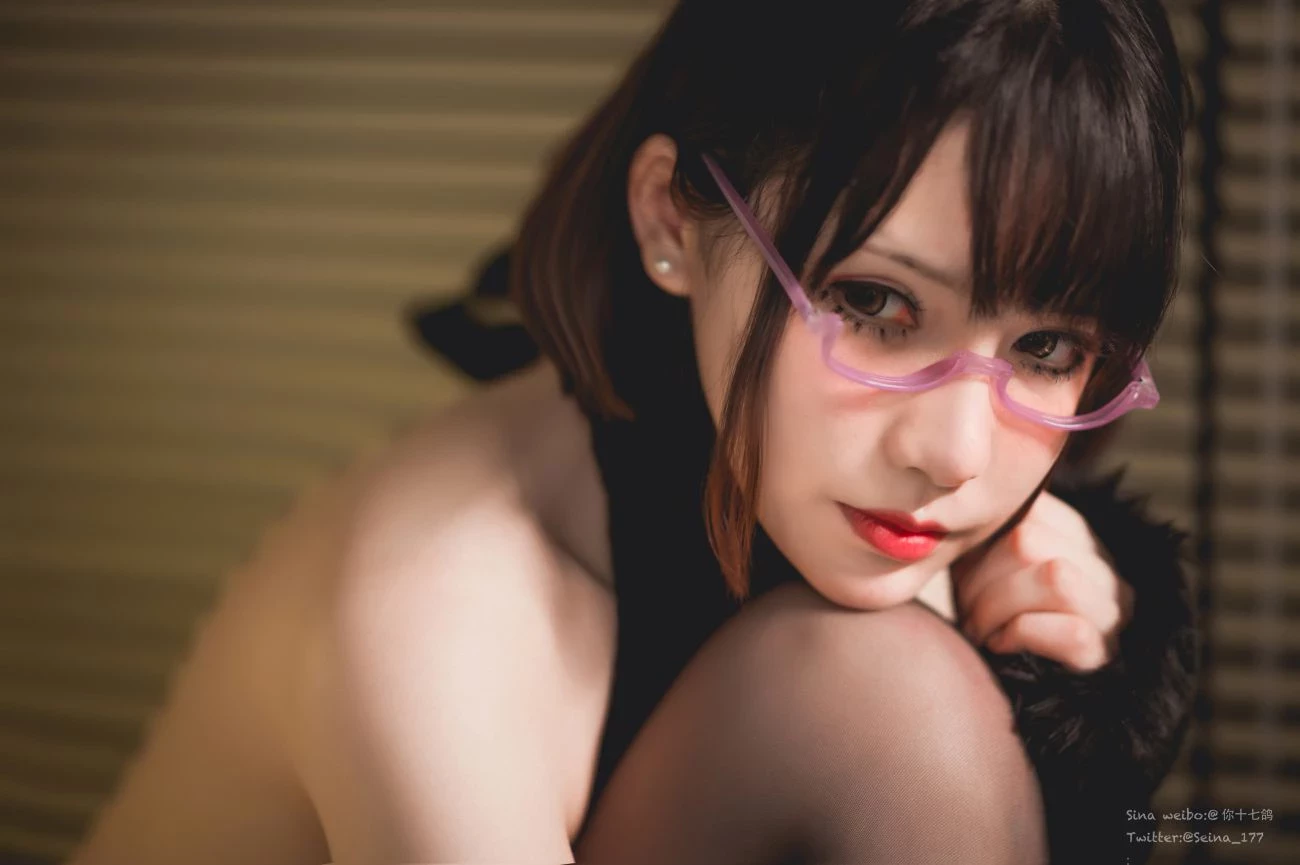 图片[10]-楼梯间的暧昧光影：当黑丝与针织衫碰撞出的致命诱惑-官方通告论坛-官方通知-黑狗绅士局