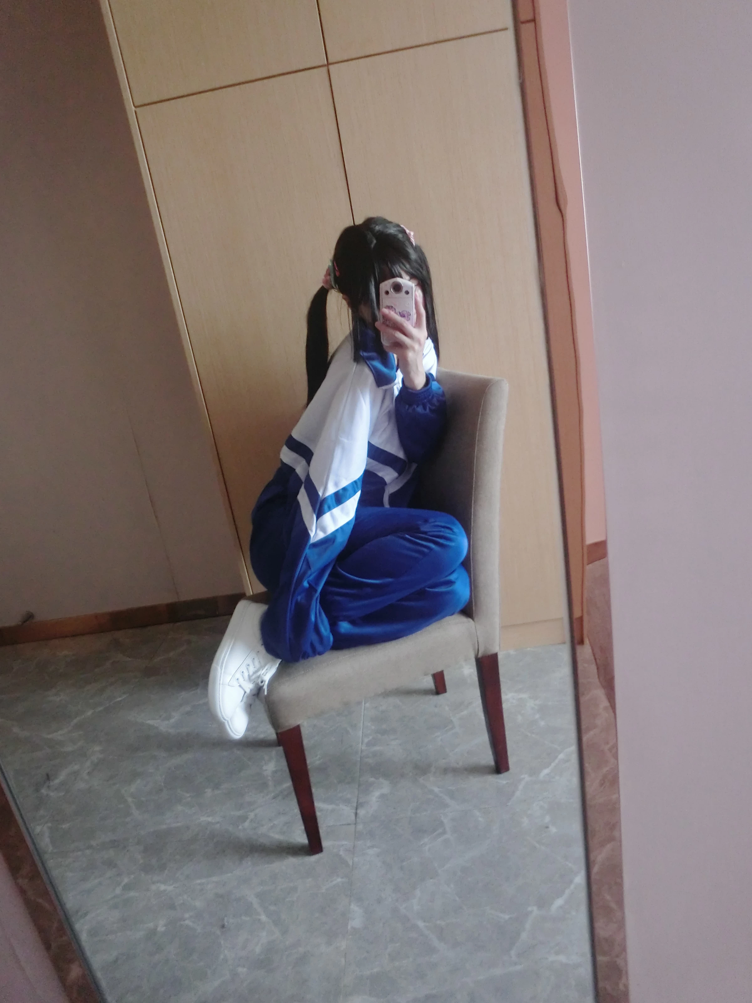 蓝色校服少女-黑狗绅士局