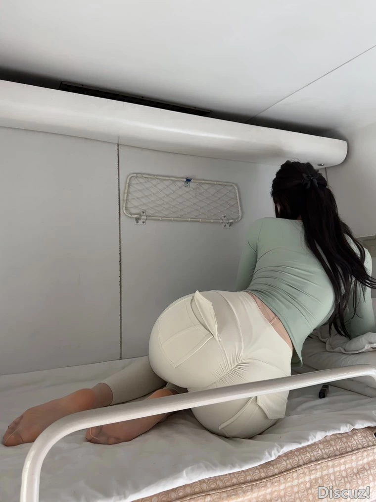 图片[1]-最新网红女神 Dearie’新作《高铁之旅》 各种姿势 [51P]-黑狗绅士局