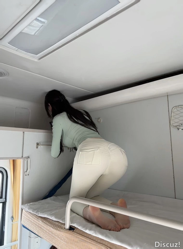 最新网红女神 Dearie’新作《高铁之旅》 各种姿势 [51P]-黑狗绅士局